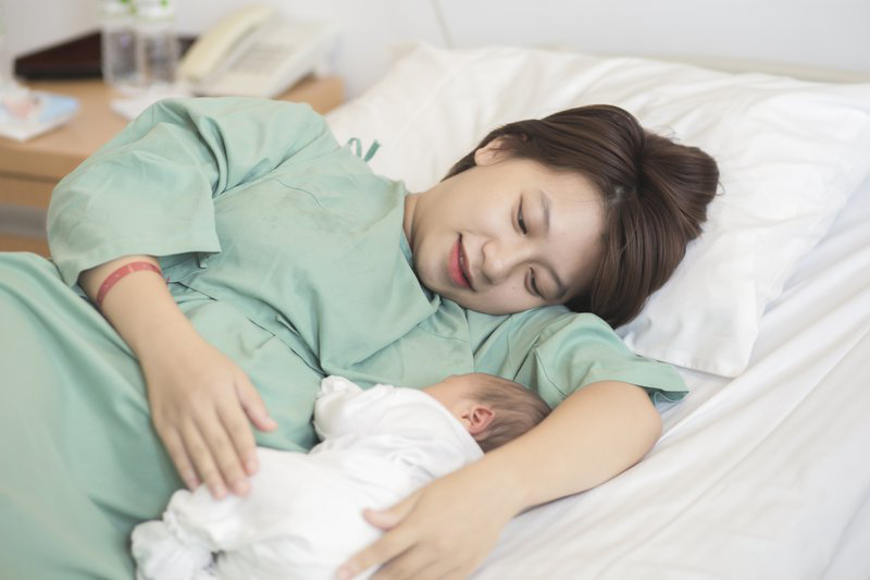 HƯỚNG DẪN CÁCH CHĂM SÓC MẸ VÀ EM BÉ SAU KHI SINH CON